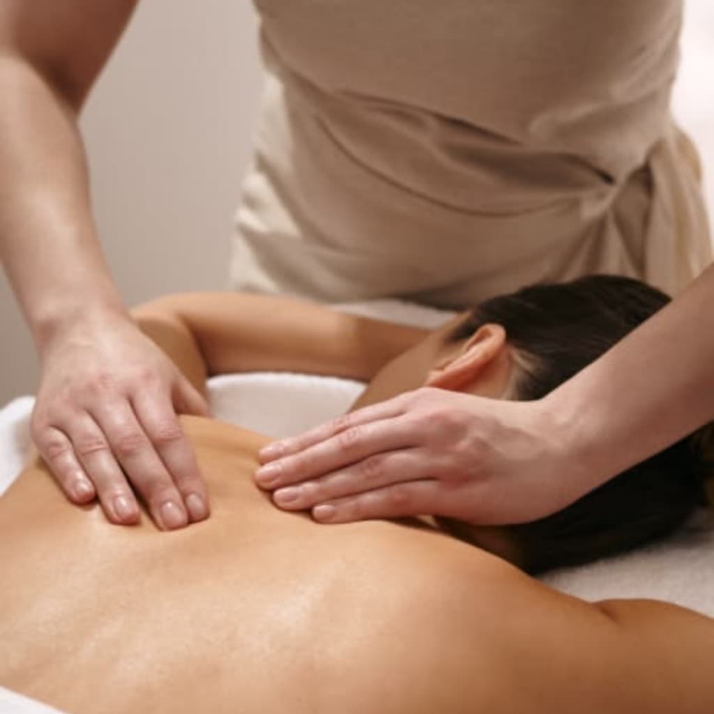 Nycole Aguiar, Massagem, foto 2 de 3