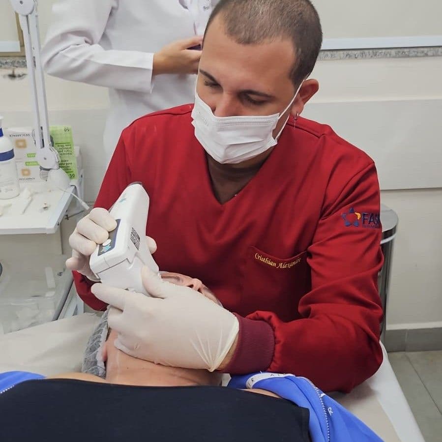 Cristhian Alexandre Dos Santos, Massagem, foto 2 de 3