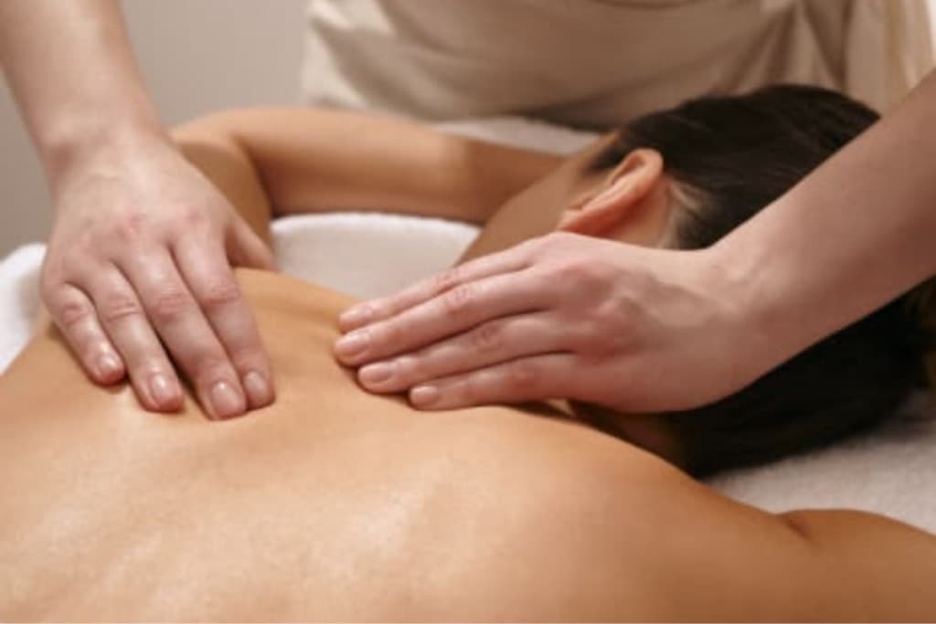 Nycole Aguiar, Massagem, foto 1 de 3