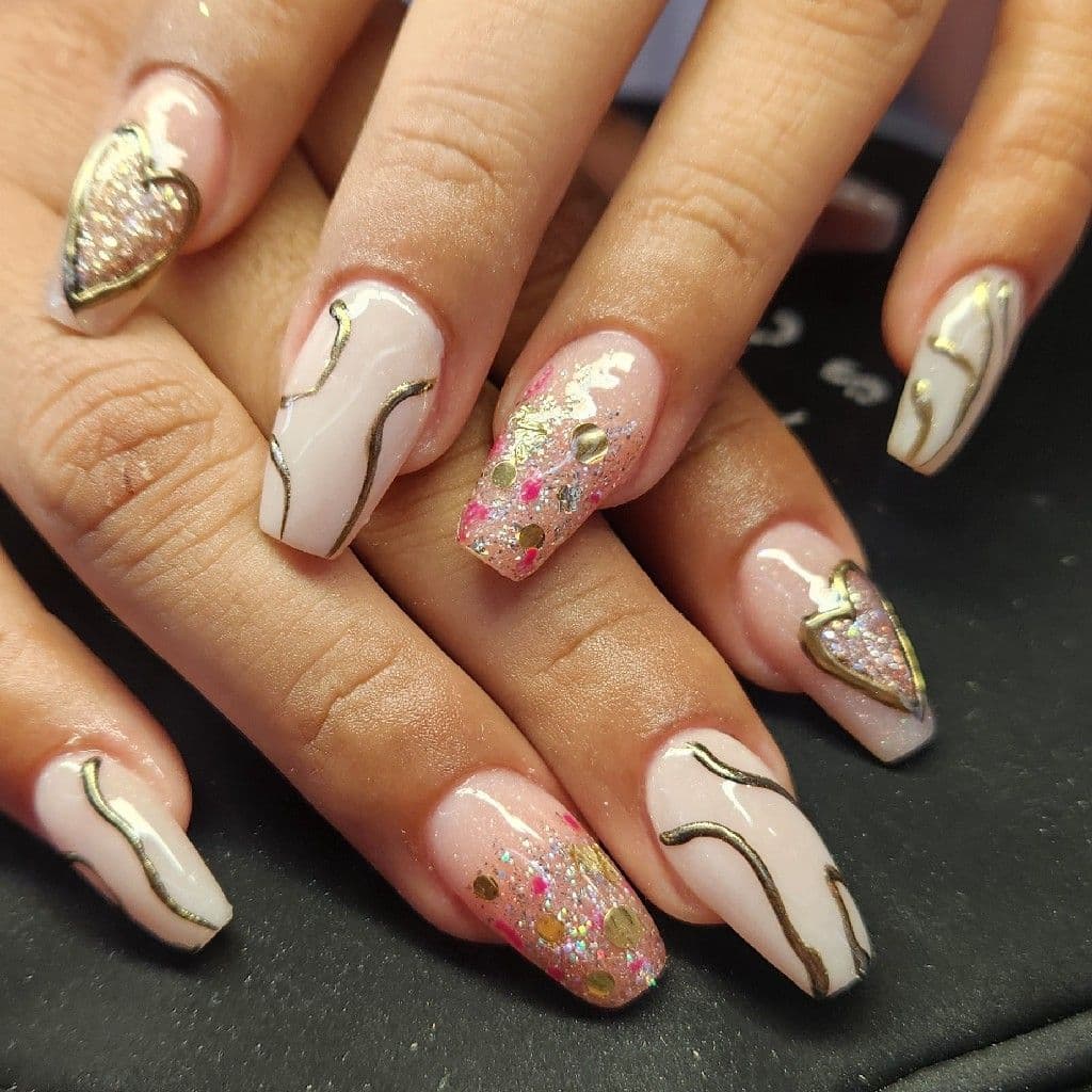 Mary Manicurista, Unhas
