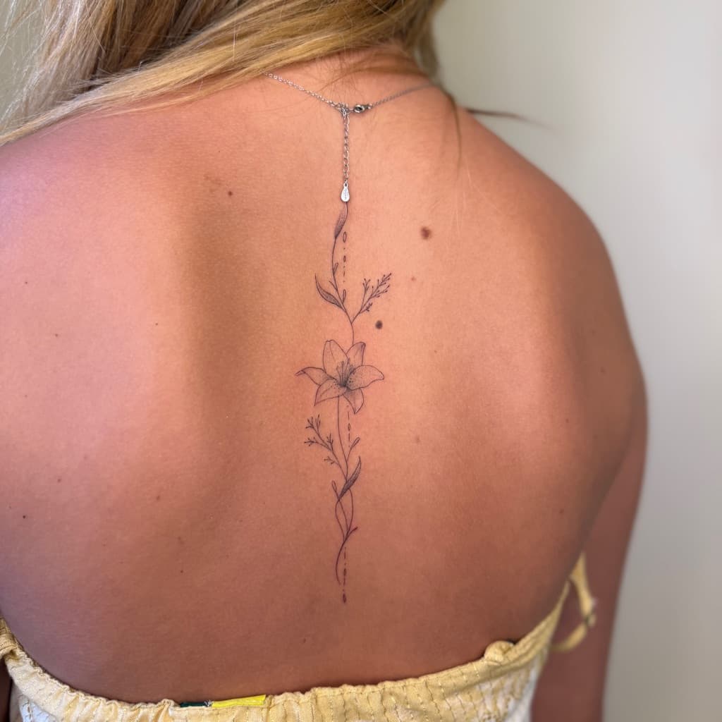 Stephanny | Tatuagem Fineline, Pele, foto 1 de 2